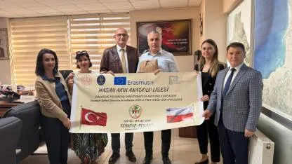 Burhaniye’de Polonya’dan dönen öğrenciler Milli Eğitim Müdürünü ziyaret etti