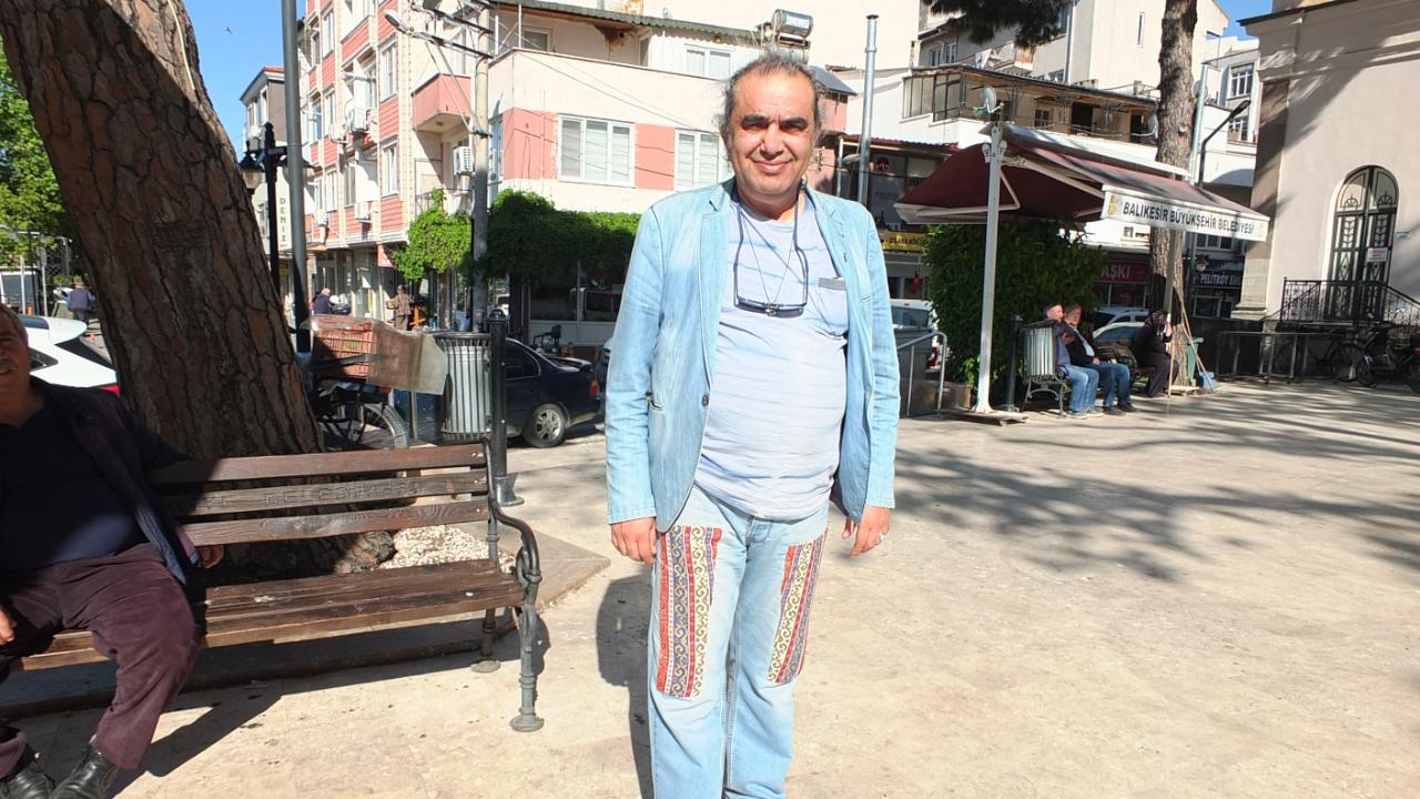 Burhaniyeli illüzyonist anasının kilimini pantolonuna dekor yaptı