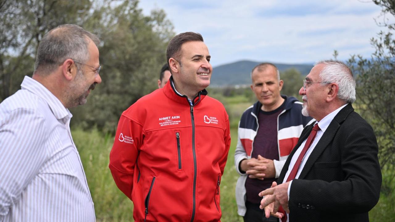 Büyükşehir Yaz Kış Demeden Yol Çalışmalarına Devam Ediyor