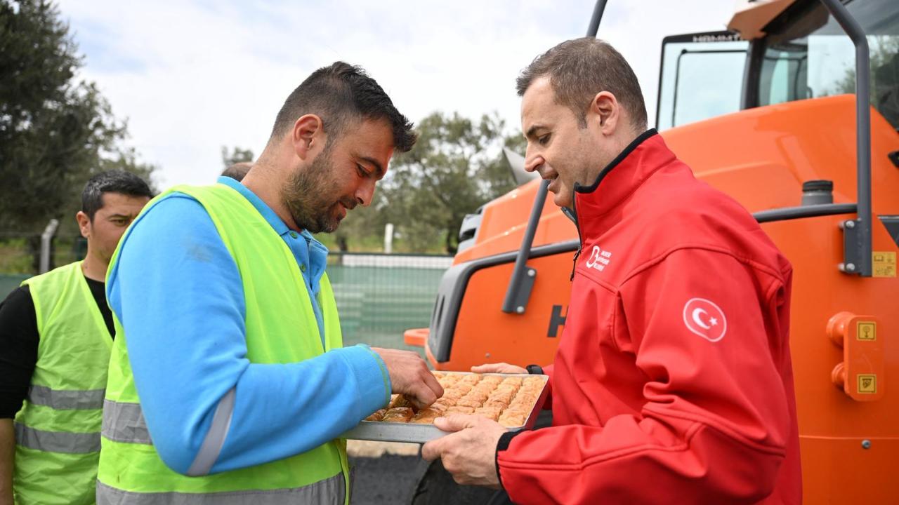 Büyükşehir Yaz Kış Demeden Yol Çalışmalarına Devam Ediyor