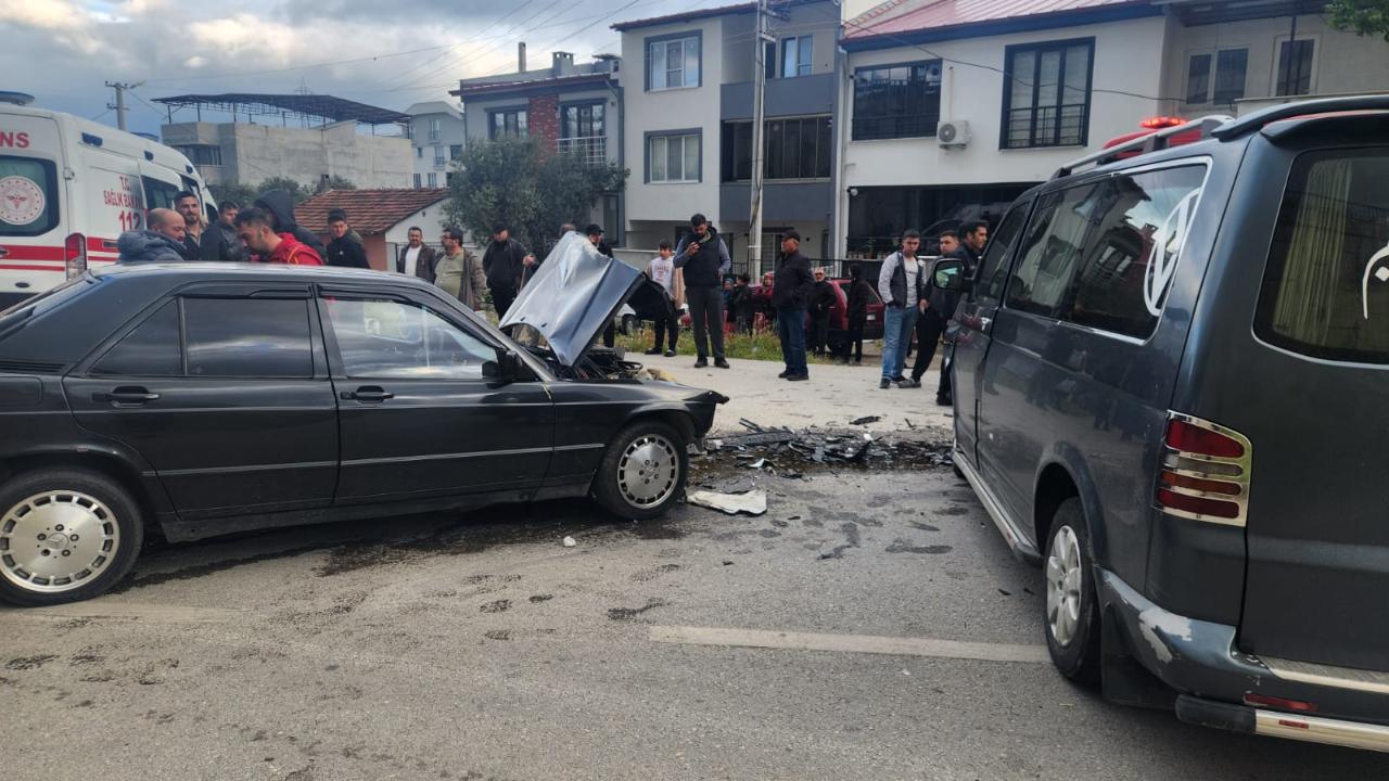 Edremit’te iki araç çarpıştı: 1 yaralı