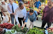 Vali Şıldak, pazar alışverişini Burhaniye' den yaptı