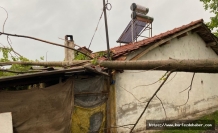 Dursunbey’de aşırı rüzgar çatıları uçurdu, direkleri devirdi