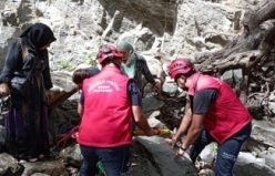 Edremit’te kanyonda düşen turistin yardımına itfaiye ekipleri koştu