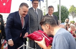 Edremit'te 29 Ekim Cumhuriyet Coşkusu Fransa'dan gelen bisikletçi ile renklendi- BALIKESİR