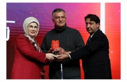 Emine Erdoğan’dan Medya Ayvalık muhabirine ödül verildi