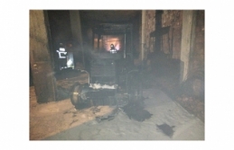 Bandırma'da apartmanın deposunda çıkan yangında traktörde yandı