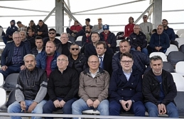 Burhaniye’de Aysel,  Belediye spor’un maçını izledi