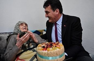 105 yaşındaki nineye doğum günü sürprizi