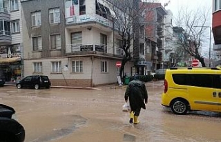 Bandırma-Erdek yolu yağıştan dolayı ulaşıma...