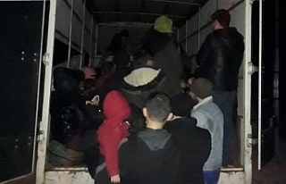 Çanakkale’de durdurulan kamyonetten 65 mülteci...