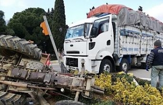 Gömeç’te traktör ile kamyon çarpıştı: 1 yaralı