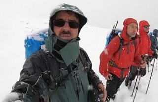 Yoğun kar ve sisli havada 18 kilometre yürüdüler