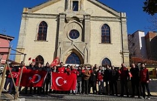 Türk bayrağını yırtan Yunan vekile kilise önünde...