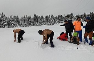 Uludağ’da 1,5 metre karda yürüdüler, kar üstünde...
