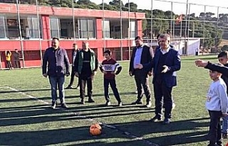 AK Partili Milletvekili Canbey, gençlerle top oynadı