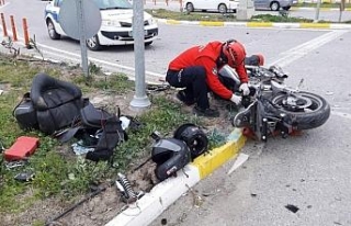 Burhaniye’de motosiklet ile araç çarpıştı:...