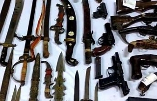 Bursa’da lastikçi dükkanından silah ve kılıç...