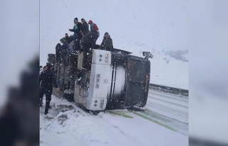 Bursasporlu taraftarların otobüsü devrildi