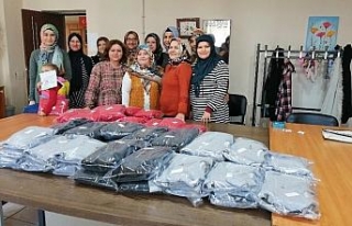 HEM kursiyerleri İdlip’teki çocuklar için elbise...