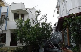 Hortum çatıları uçurdu, 6 bina hasar gördü