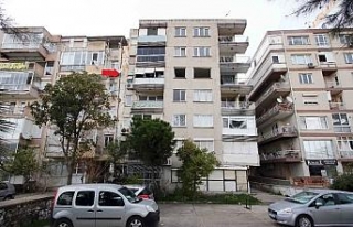 İzmir’de yan yatan bir bina riskli olduğu gerekçesiyle...