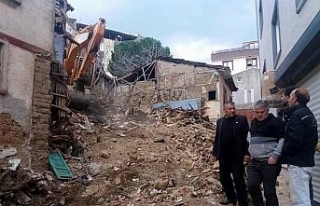 Mudanya’da metruk binalar yıkıldı