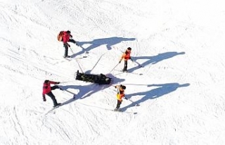 Uludağ’da yaralanan dağcıyı kayaklı JAK timleri...