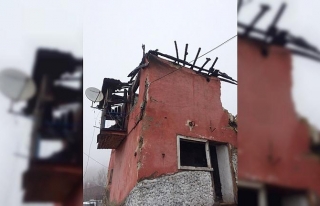 Yangında zarar gören bina yıkıldı