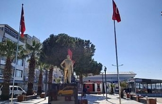 Avşa’da Atatürk Heykeli yeni yerine taşındı