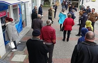 Bursa’da yaşlılar banka kuyruklarında