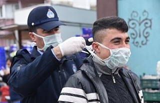 Dursunbey’de pazarcıcılara maske ve eldiven dağıtıldı