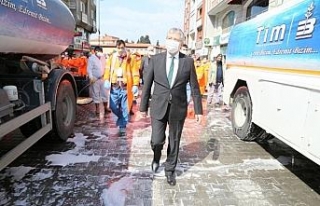 Edremit’te cadde ve sokaklar köpüklü su ile yıkandı