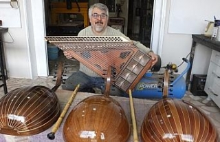 Emekli mobilya öğretmeni müzik aletleri üretiyor