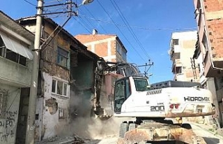 Gemlik’te metruk bina yıkımı devam ediyor