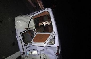 Kaçak göçmen taşıyan ticari minibüs kaza yaptı:...