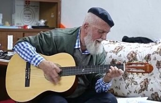 73 yaşındaki gitaristten "Evde kal Türkiye"...