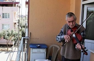 76 yaşındaki huzurevi sakininden balkon konseri