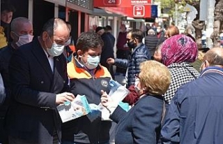 Gemlik Belediyesi’nden vatandaşlara 200 bin maske