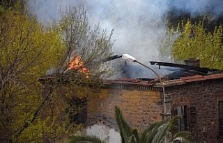 İzmir’de eski fabrika binasında yangın