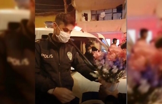 Kavgaya gelen polisleri pasta ve çiçeklerle karşıladılar