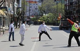 En işlek caddeye ip gerip voleybol oynadılar