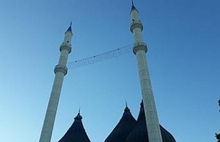 Bayramda boş kalan camilerin minarelerinden tekbir...