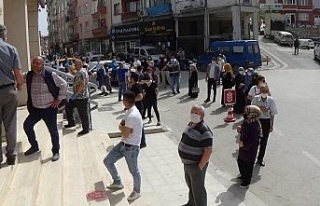 Bursa’da bayram öncesi banka önünde uzayan kuyruklar