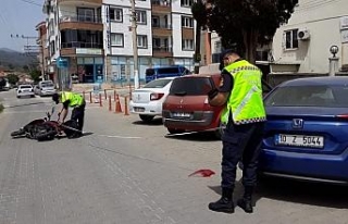 Edremit’te motosiklet park halindeki araca çarptı:...