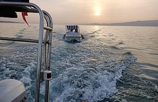Ege Denizi’nde teknesi arızalanan çifti Sahil...