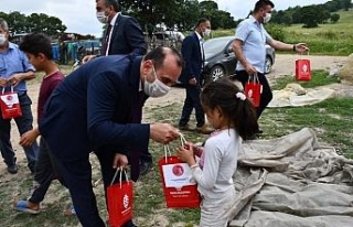 İzmir Balıkesirliler Derneğinden 400 çocuğa bayram...