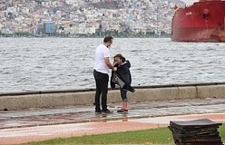 İzmir’de yağmur yağdı, çocuklar iznin keyfini...