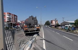 İzmir’de zift yüklü kamyon ile otomobil çarpıştı:...