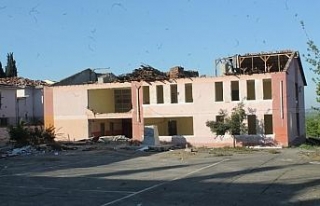 Manyas’ta okul binaları yıkılıyor
